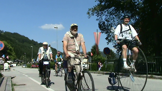 Joe Findling, Tobias Greuter und Georg Csiky auf dem Donauradweg