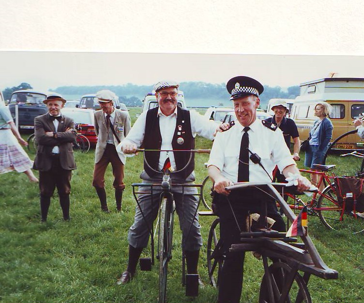 Ein Bobby auf dem Laufrad